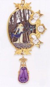 A Lalique pendant of c.1898 depicting Sarah Bernhardt as Mélissande in the play La Princesse Lointaine. It was sold in 2009 by Christies for US$554,500 